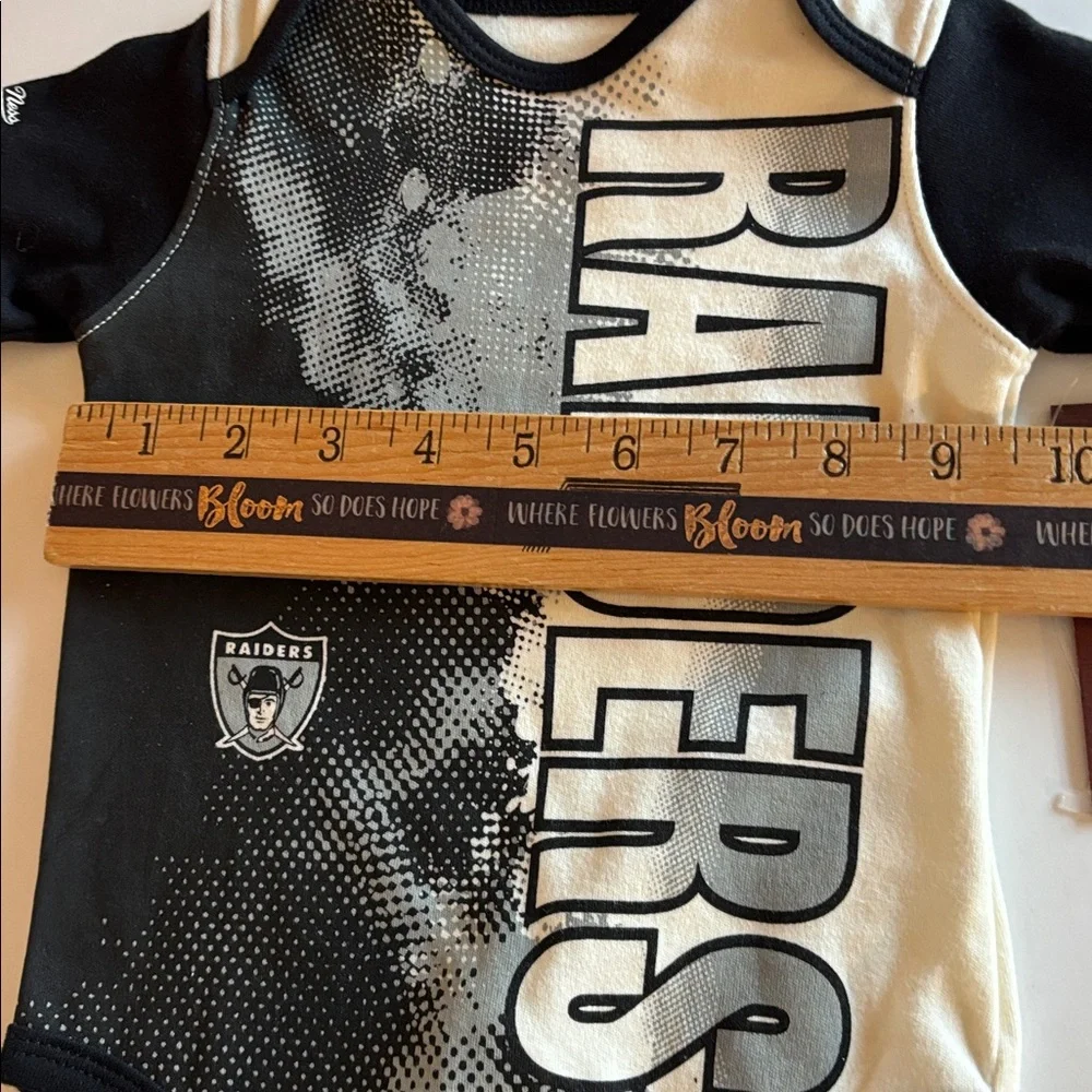 RAIDERS ONESIE 12M NEW Raiders Infant Bodysuit - Black and Cream 12 Months NWT